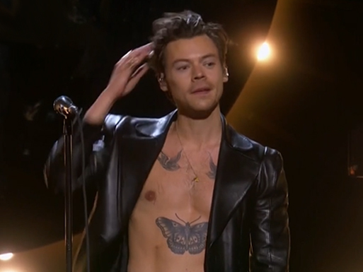 Grammy 2021: Harry Styles canta e apresentador brinca: "meninas, ele vai roubar seu vestido"