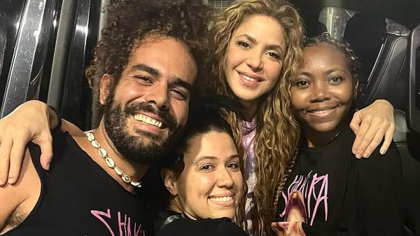 Shakira atende fãs de madrugada no Rio após três horas de ensaio