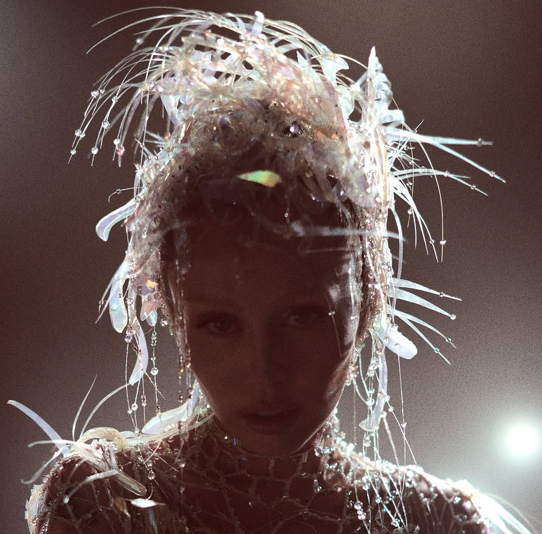 Miley Cyrus: álbum "Something Beautiful" ganha capa e data de lançamento