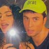 Charli XCX é amiga do criador de "Overcompensating"? Entenda a conexão!