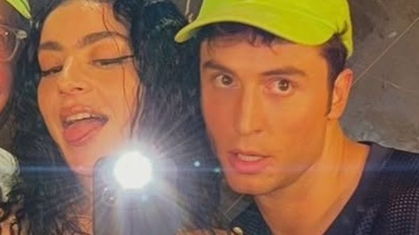 Charli XCX é amiga do criador de "Overcompensating"? Entenda a conexão!