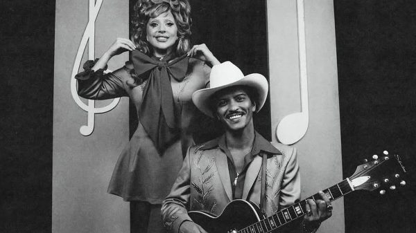 Descubra quem destronou Lady Gaga e Bruno Mars no topo da Billboard Global Excl. U.S.