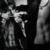 J-Hope do BTS fica sem camisa e exibe tanquinho para divulgar música nova
